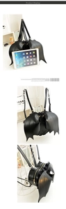 Detail eines schwarzen Gothic-Rucksacks mit Fledermausflügeln und Spitzenbesatz