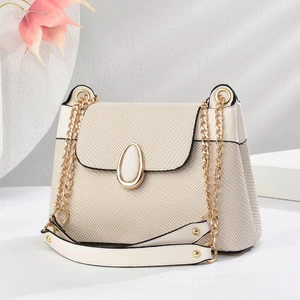 Detailansicht der Macaron-Schultertasche mit Twill-Stoff und goldenem ovalem Verschluss