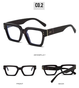 Drei Ansichten der quadratischen schwarzen Brille mit lila Marmormuster und Goldnieten