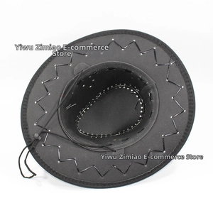 Detalle de un sombrero vaquero negro con costuras en zigzag y cordón ajustable para el viento
