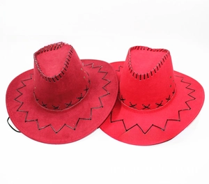 Detalle de sombreros vaqueros rojos con costuras negras y cordones ajustables