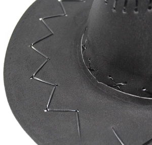 Detalle de sombrero vaquero negro con costuras decorativas en zigzag en el ala ancha