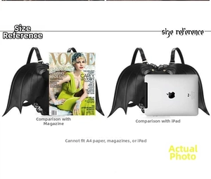 Gothic Fledermaus-Rucksack im Größenvergleich mit Magazin und Tablet für kompaktes Design