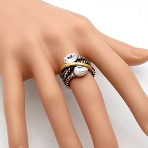 Anello vintage multistrato con pietre iridescenti ovali e a goccia indossato dalla modella