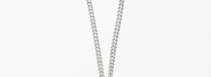 Close-up detail of silver 925 curb chain links showing polished metal texture and structure