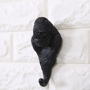 Dettaglio del gancio a parete 3D a forma di gorilla con trama realistica in resina nera