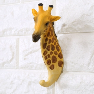 Dettaglio di un gancio da parete creativo in resina a forma di giraffa con trama realistica