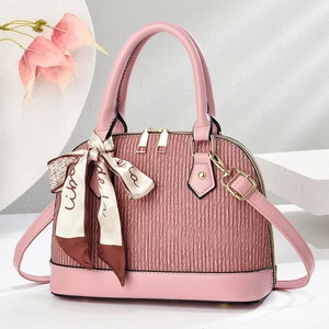 Rosa plissierte Shell-Handtasche mit dekorativem Schal und goldenen Beschlägen