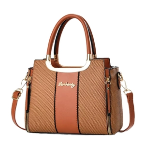 Borsa a mano in pelle marrone con trama intrecciata e manici dorati, vista frontale in studio