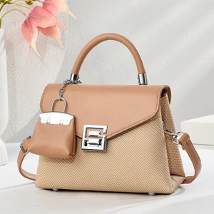 Damen Handtasche in Strick-Optik mit silbernem Verschluss und Mini-Anhänger