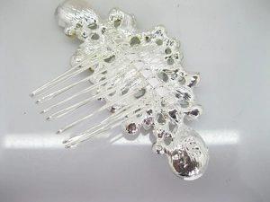Close-up of the silver metal comb back with flower hair accessory detail