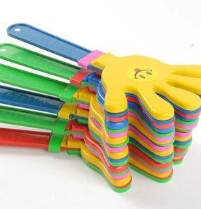 Dettaglio di manine applauditrici in plastica colorata con modello NO.1428 e faccina