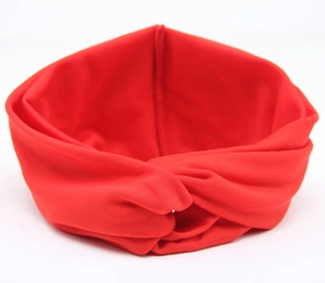 Detailaufnahme eines roten, elastischen Strick-Haarbandes mit Knoten für Damen