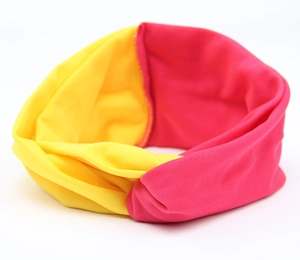 Detail eines zweifarbigen Stirnbandes in Gelb und Rosa mit elastischer Kreuznaht