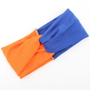 Detailansicht eines zweifarbigen verknoteten Sport-Stirnbands in Orange und Dunkelblau