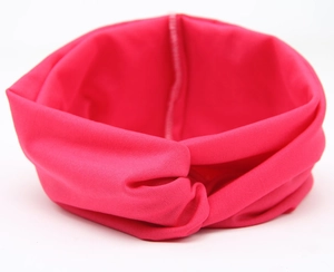 Nahaufnahme des magentafarbenen Knotenstirnbands aus weichem, elastischem Strickgewebe