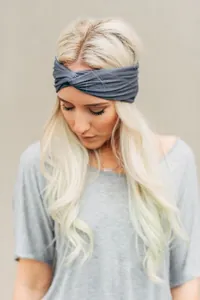 Nahaufnahme eines dunkelgrauen, geknoteten Stirnbands aus weichem Stretch-Strickgewebe