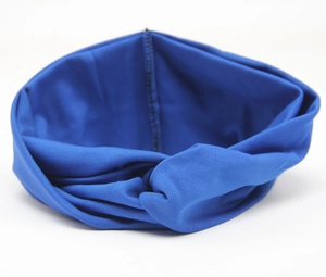 Detail eines königsblauen Knotenstirnbandes aus elastischem Strickstoff mit sauberer Naht