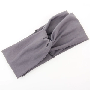 Nahaufnahme des dunkelgrauen Twist-Knoten-Stirnbands aus weichem, elastischem Stoff