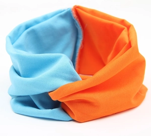 Detail des blau-orangen elastischen Stirnbands mit feiner Stricktextur