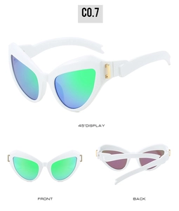 Détail de lunettes de cyclisme œil de chat blanches avec verres irisés bleus et accents dorés