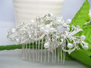 Macro detail of silver bridal hair comb with pearls and clear rhinestones floral design