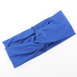 Makroaufnahme des königsblauen Knotenstirnbands aus weichem, elastischem Strickstoff