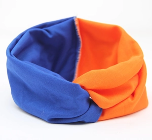 Detail des hochelastischen Strickstirnbands in Blau und Orange mit nahtloser Verarbeitung
