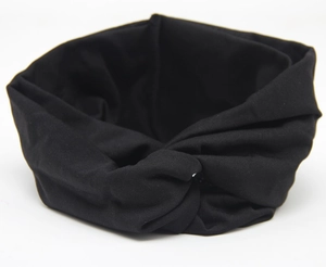 Detail eines schwarzen Stirnbands mit Knotendesign aus elastischem Strickgewebe