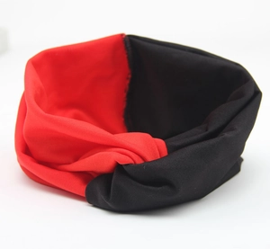 Detailansicht eines hochelastischen Stirnbands in Rot und Schwarz mit weichem Knotendesign