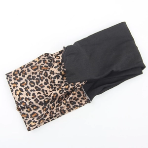 Detail eines geknoteten Stirnbands mit schwarzem Stoff und Leopardenmuster-Druck