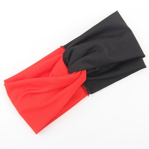 Detail eines rot-schwarzen Stirnbands mit Knoten-Design und elastischem Strickstoff
