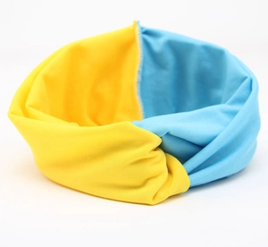 Detail eines hochelastischen, gelb-blauen Nahtlos-Stirnbands und multifunktionalen Halstuchs