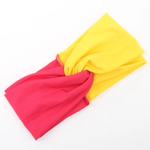 Detailansicht des zweifarbigen Knotenstirnbands aus elastischem Strick in Fuchsia und Gelb