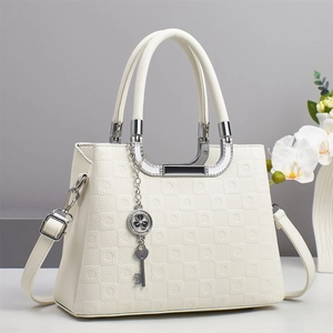 Sac à main beige minimaliste avec gaufrage à carreaux, doubles anses et breloque trèfle