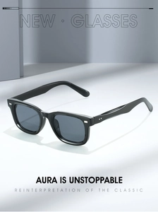 Detailansicht der quadratischen schwarzen Sonnenbrille mit Nieten und UV-Schutz
