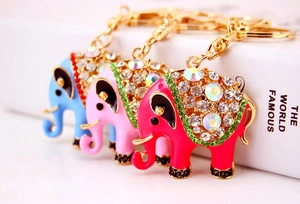 Detailopname van olifant sleutelhangers met kleurrijk emaille en strass