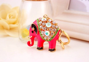 Detail van roze olifant sleutelhanger met glanzende strass steentjes en gouden metaal