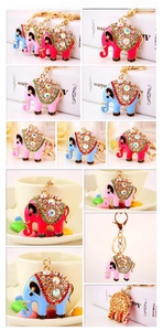 Detail van olifant sleutelhangers met strassteentjes in rood, roze en lichtblauw
