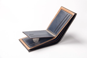 Dettaglio del portafoglio in pelle bicolore goffrata con scomparti per carte e design slim