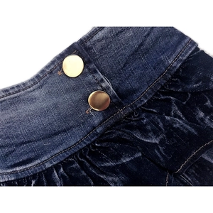 Dunkelblauer Y2K Low-Waist Jeansrock mit goldenen Knöpfen und Rüschenbesatz am Saum