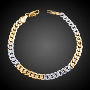 Dettaglio catena Figaro bicolore con trama satinata e finitura in oro e argento