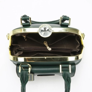 Detalle del interior del bolso de piel Saffiano verde con múltiples compartimentos y divisiones
