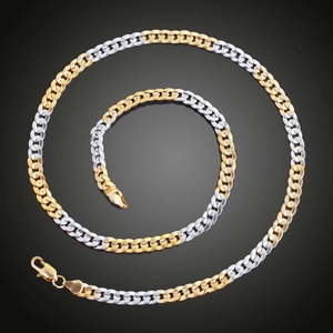 Dettaglio della catena cubana bicolore oro e argento con maglie a trama incisa