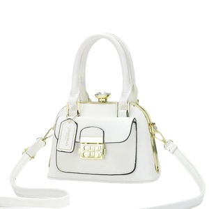 Elegante bolso de mano en cuero blanco con detalles dorados y bolsillo frontal