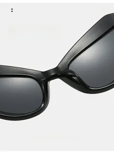 Gros plan des plaquettes de nez intégrées sur lunettes de cyclisme œil-de-chat noires