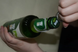 Bague décapsuleur pratique en acier inoxydable ouvrant une capsule de bouteille de bière