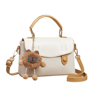 Sac bandoulière matelassé beige et blanc avec un joli pendentif ours en peluche marron