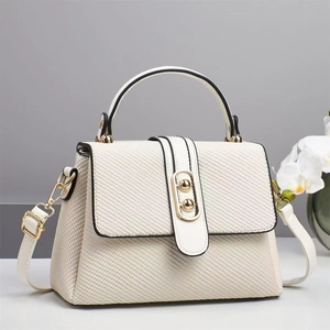 Sac à main élégant crème avec texture tissée et fermoir doré pour femmes chic