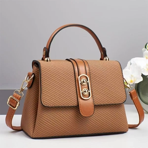 Sac à main marron à texture tissée avec boucle dorée et bandoulière réglable